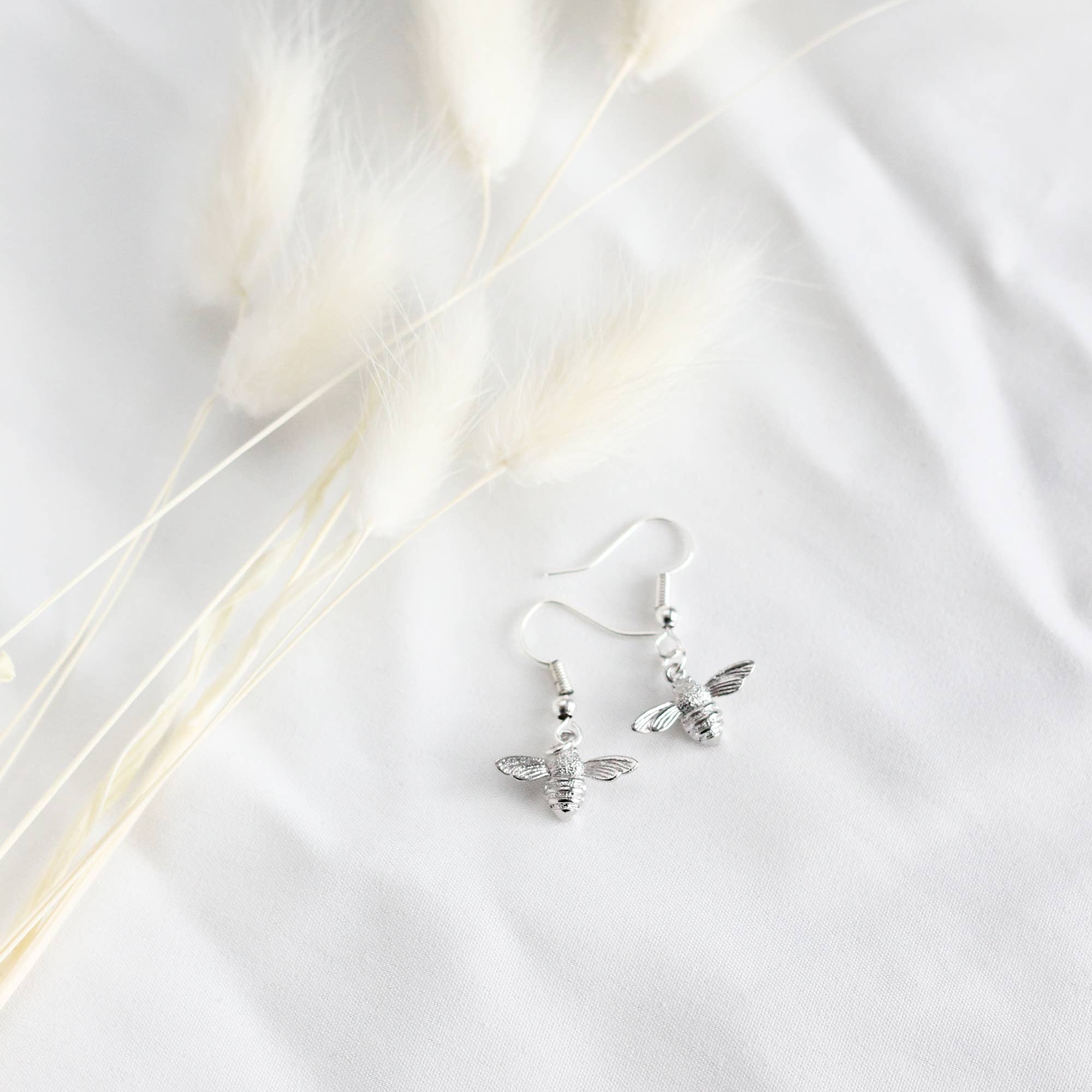Honeybee Earrings: Gold