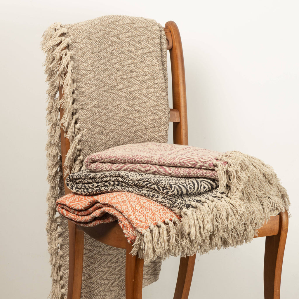G00400: Multi size diamond woven throw,fuchsia/beige 80% c