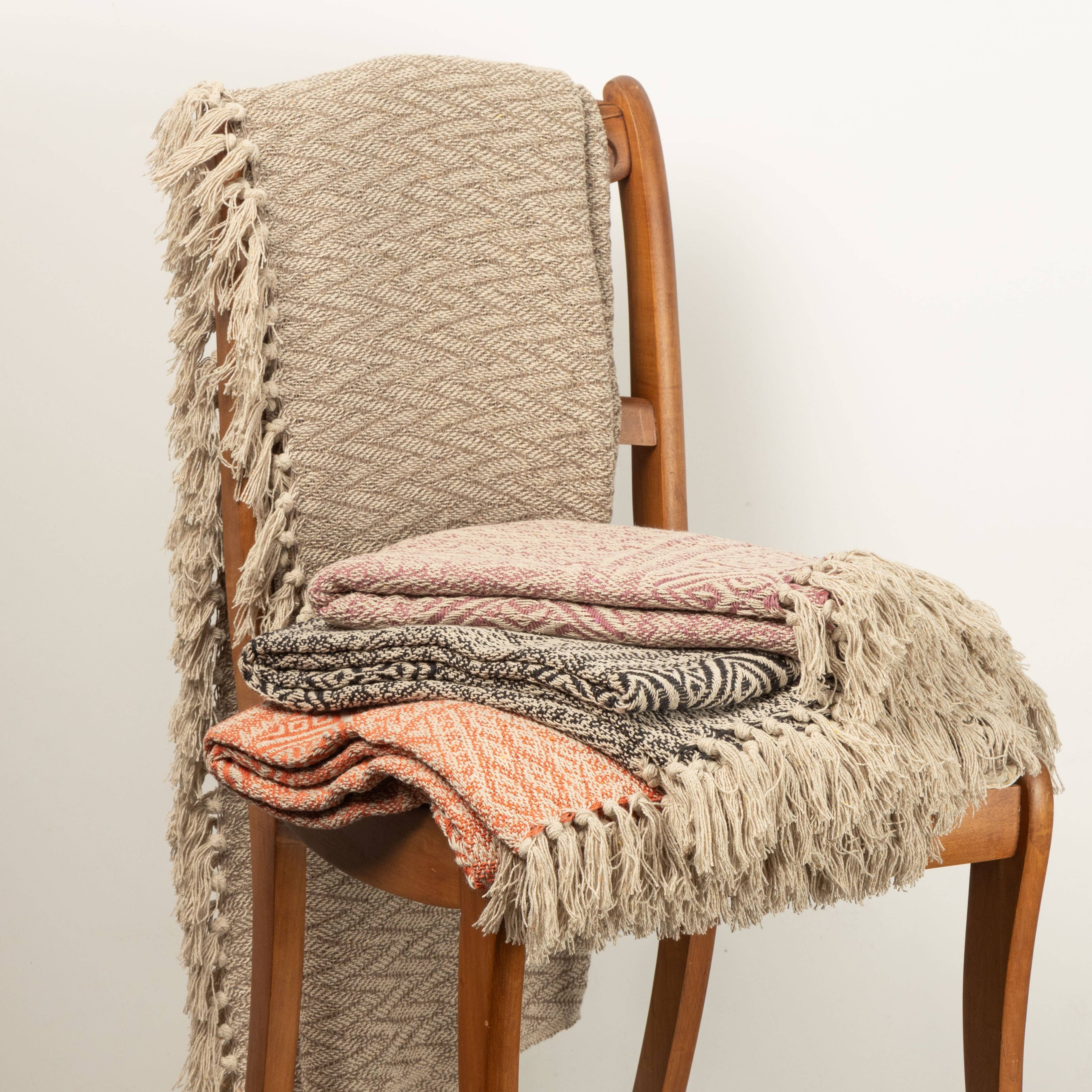 G00400: Multi size diamond woven throw,fuchsia/beige 80% c
